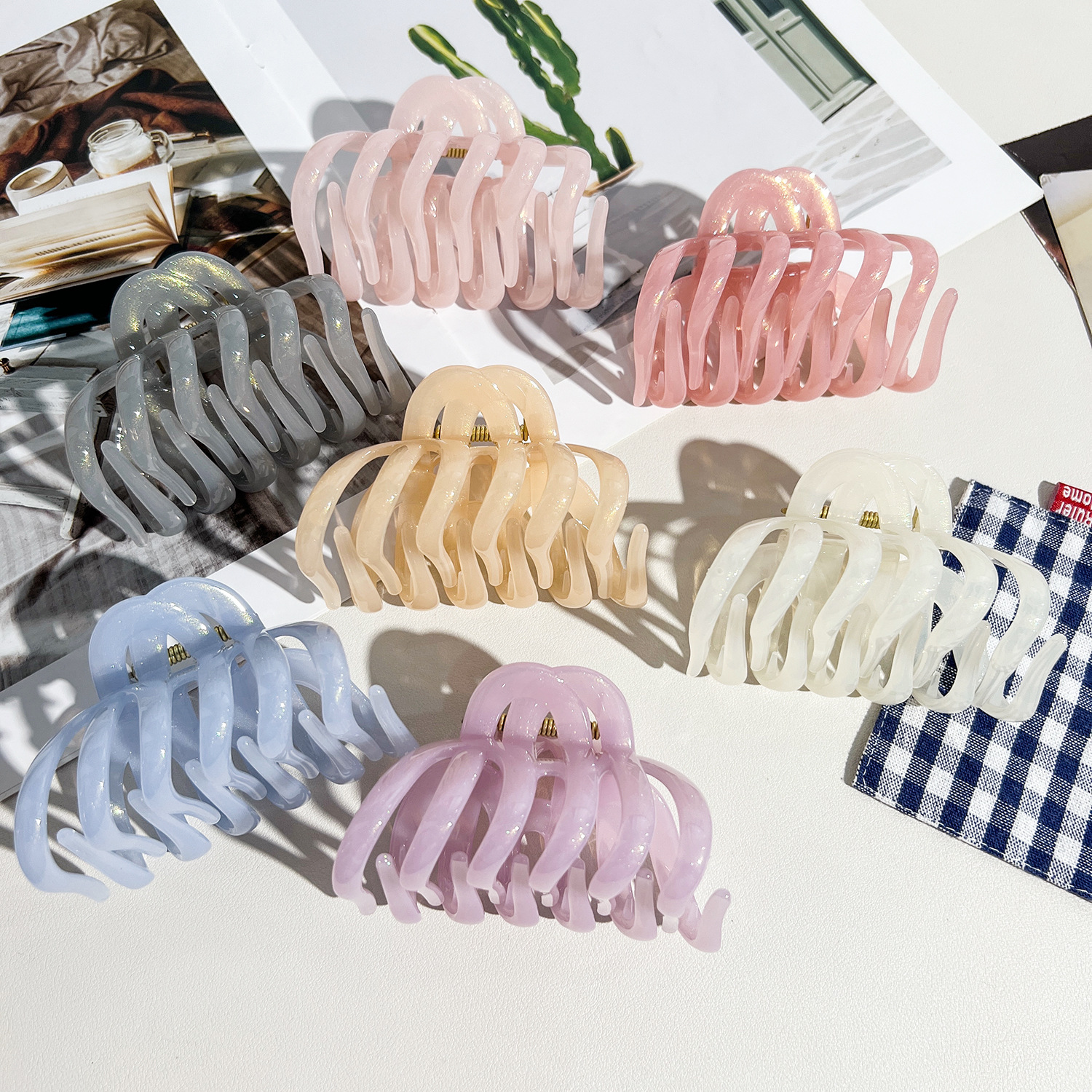 Elegant Gold Powder Hair Claw  - Travel Accessories Bunnings のレビューと価格